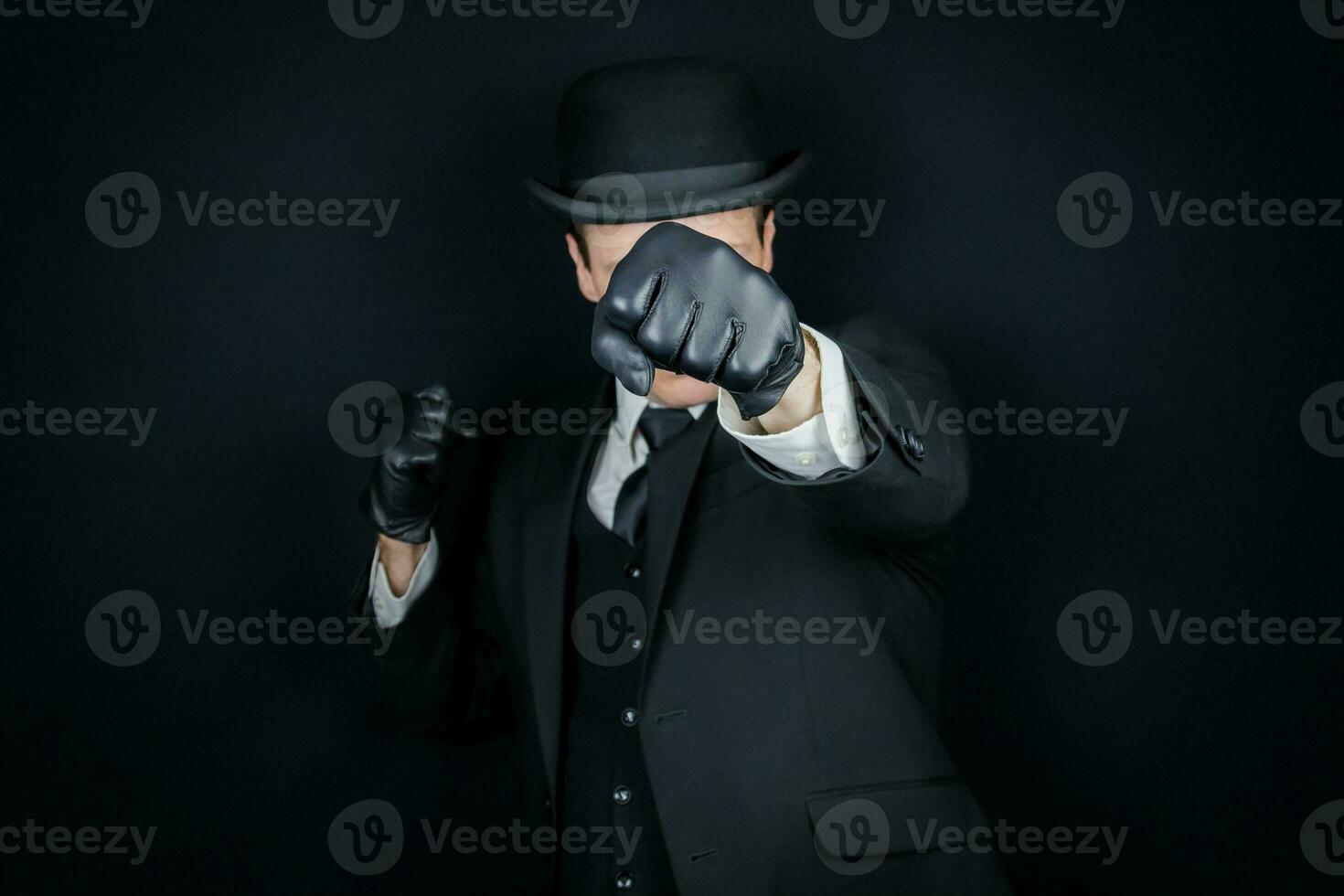 retrato E se cavalheiro dentro Sombrio terno e jogador chapéu jogando uma soco. vintage Inglês cavalheiro homem do Ação. foto