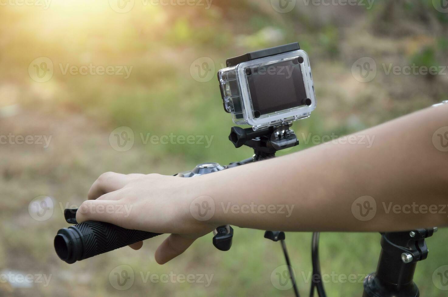 uma digital Câmera montado em a guidão do uma montanha bicicleta. foto