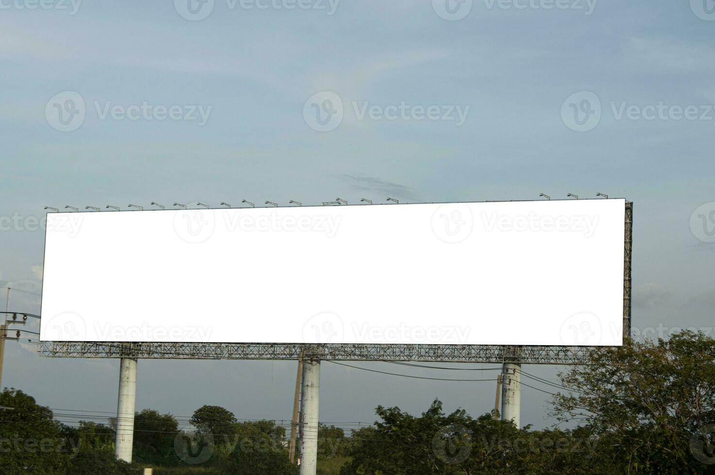 ampla branco Painel publicitário beira da estrada Painel publicitário foto