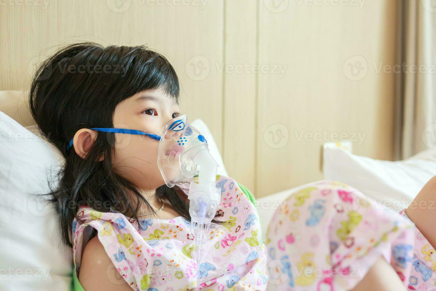 doente pequeno ásia menina inalação com nebulizador para respiratório tratamento foto