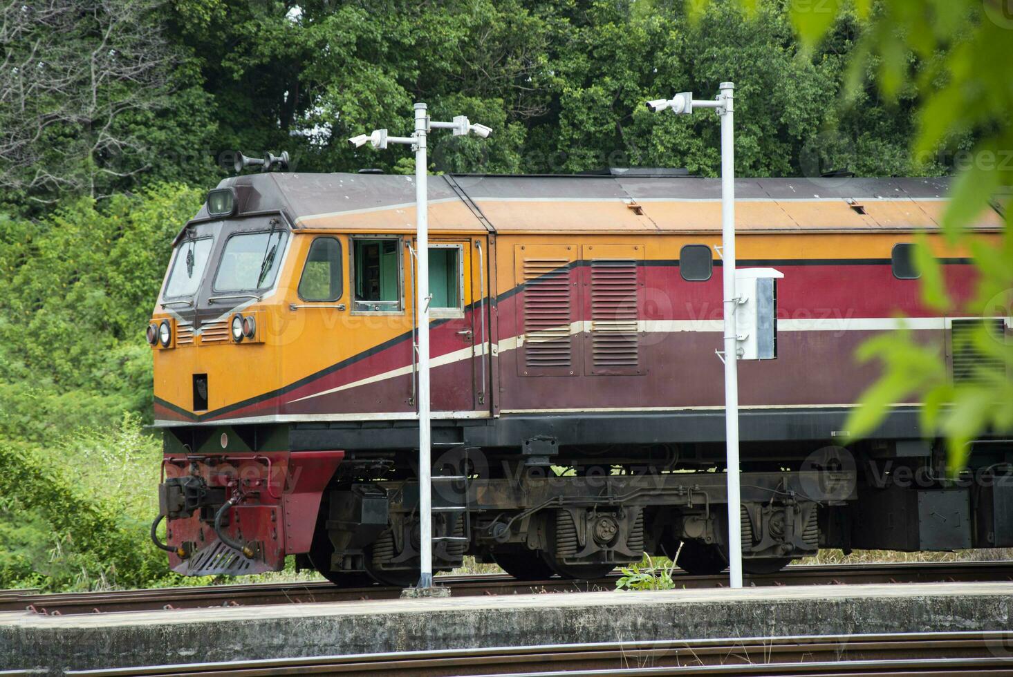 uma trem do diesel trens entrando a plataforma frete e passageiro trens foto