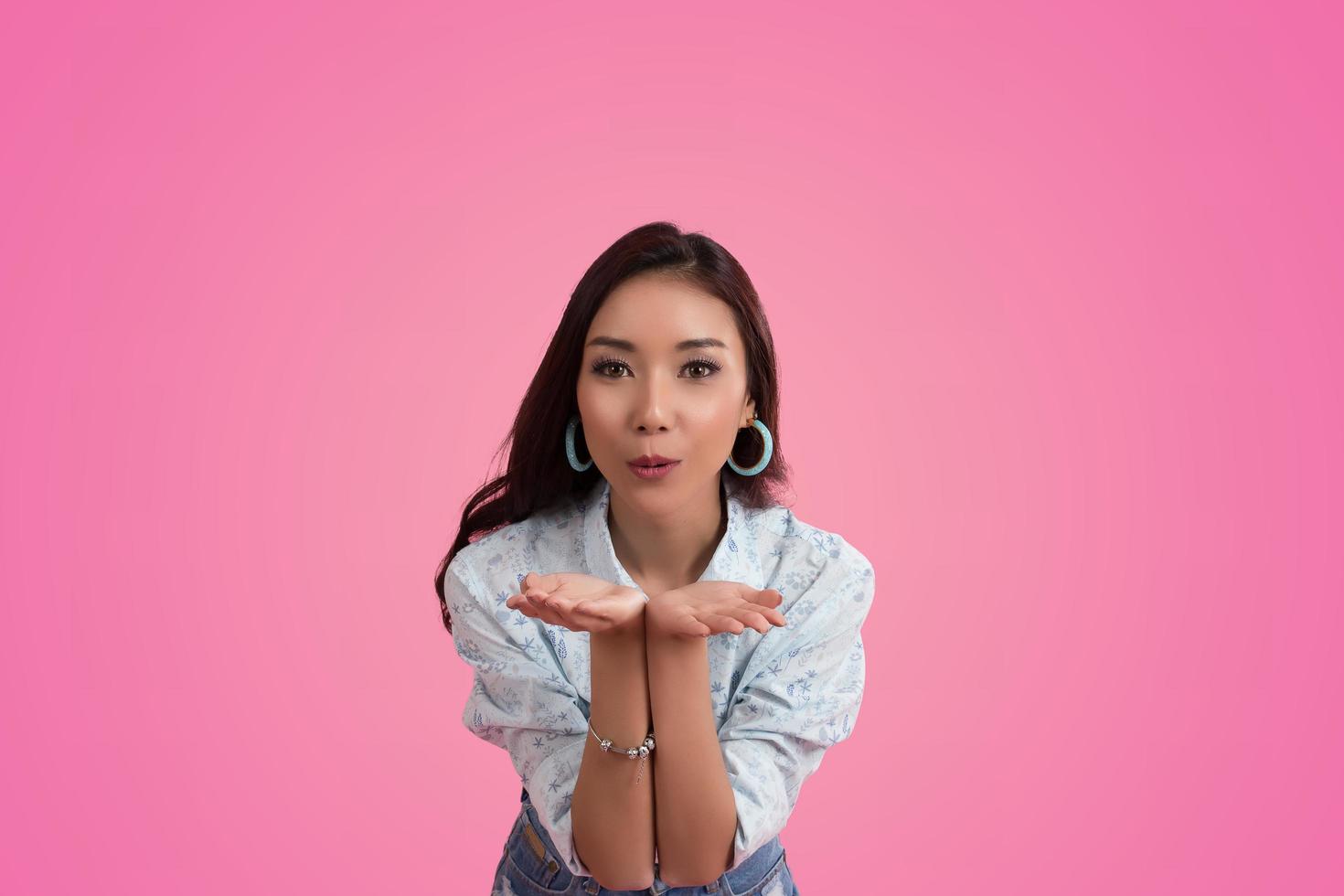feliz mulher asiática em fundo rosa foto