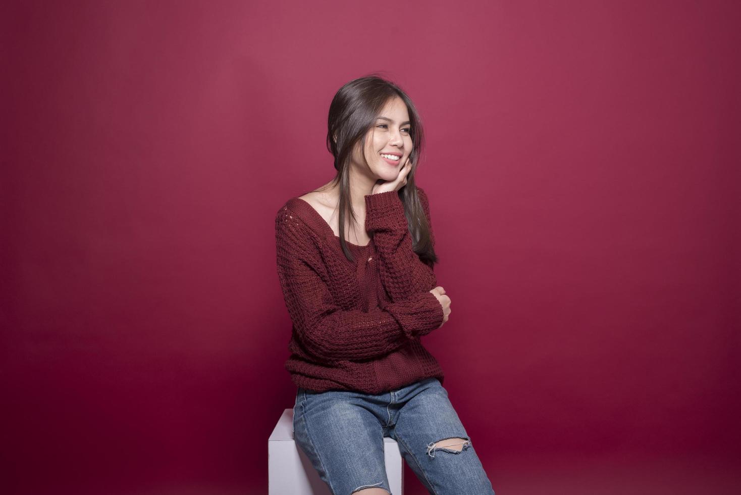 retrato de mulher bonita em estúdio em fundo vermelho foto