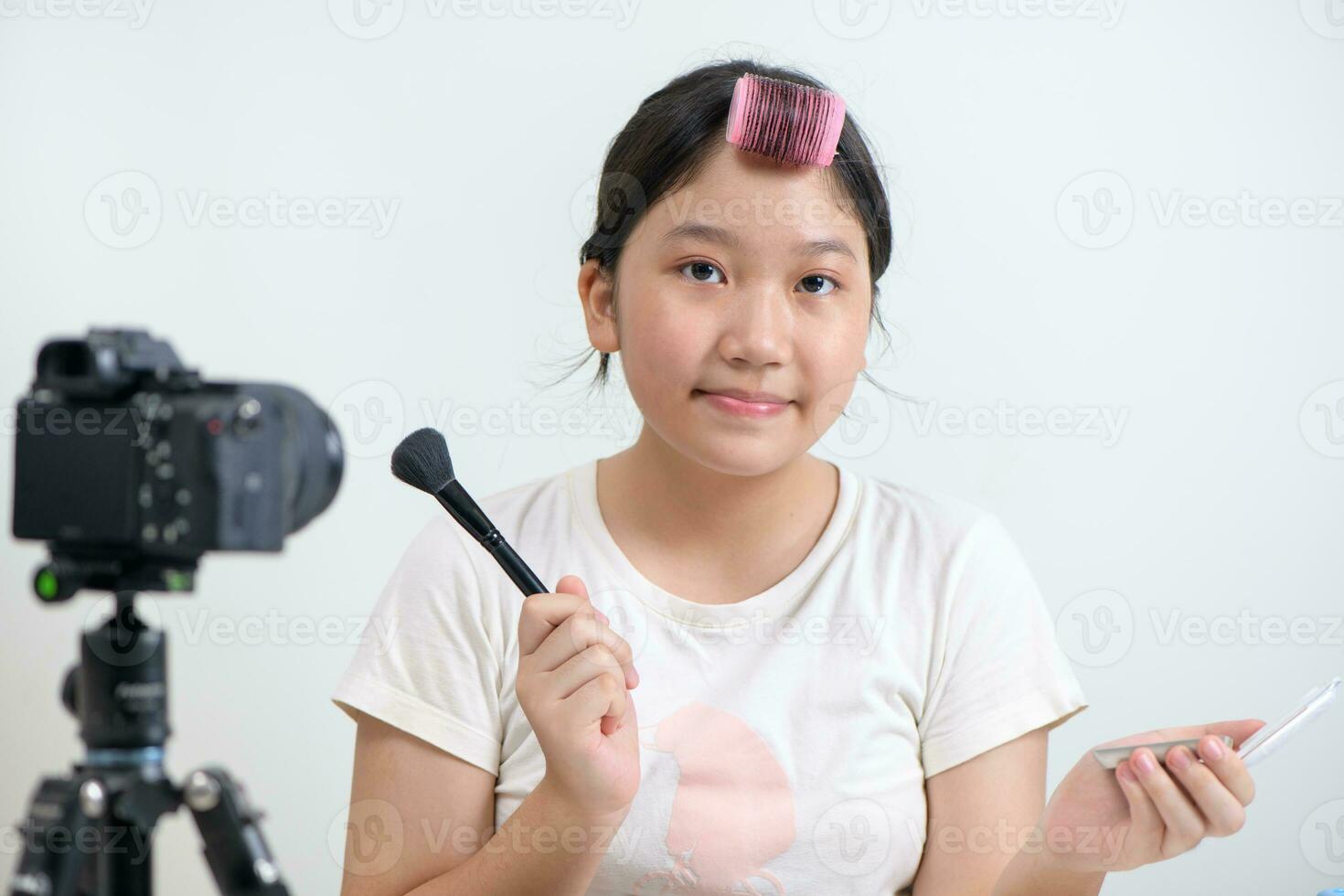 fofa ásia menina blogueiro é mostrando quão para faço acima e usar cosméticos. foto