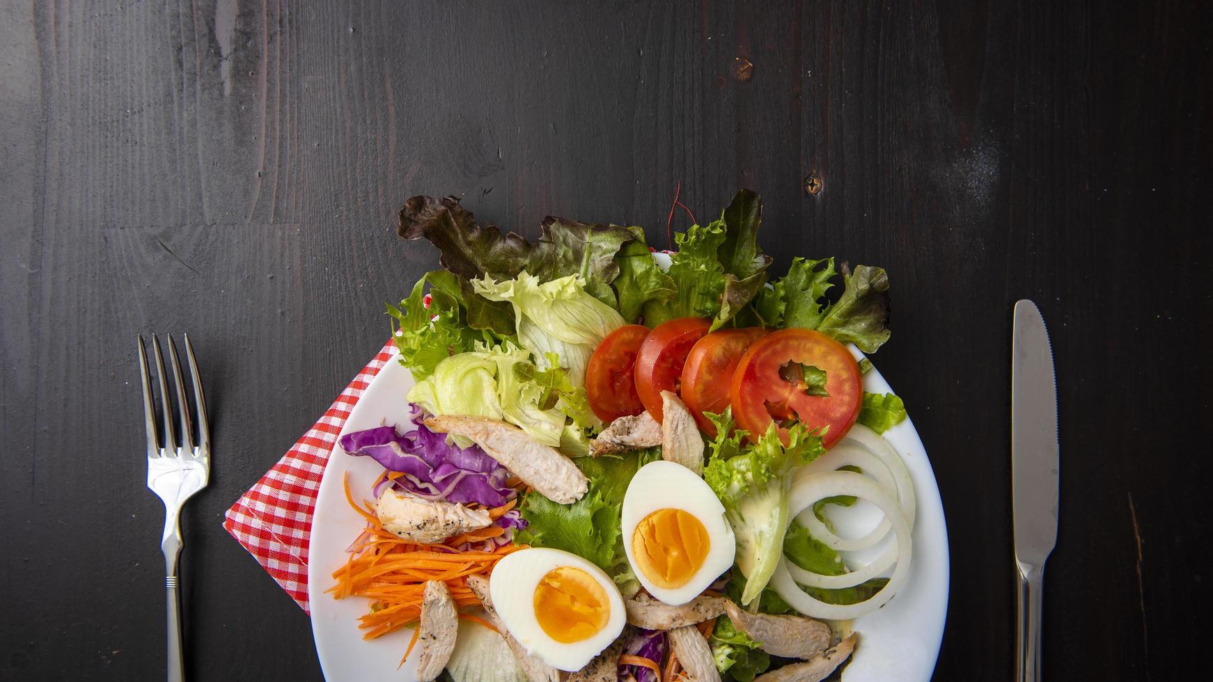 salada de legumes na mesa de madeira foto