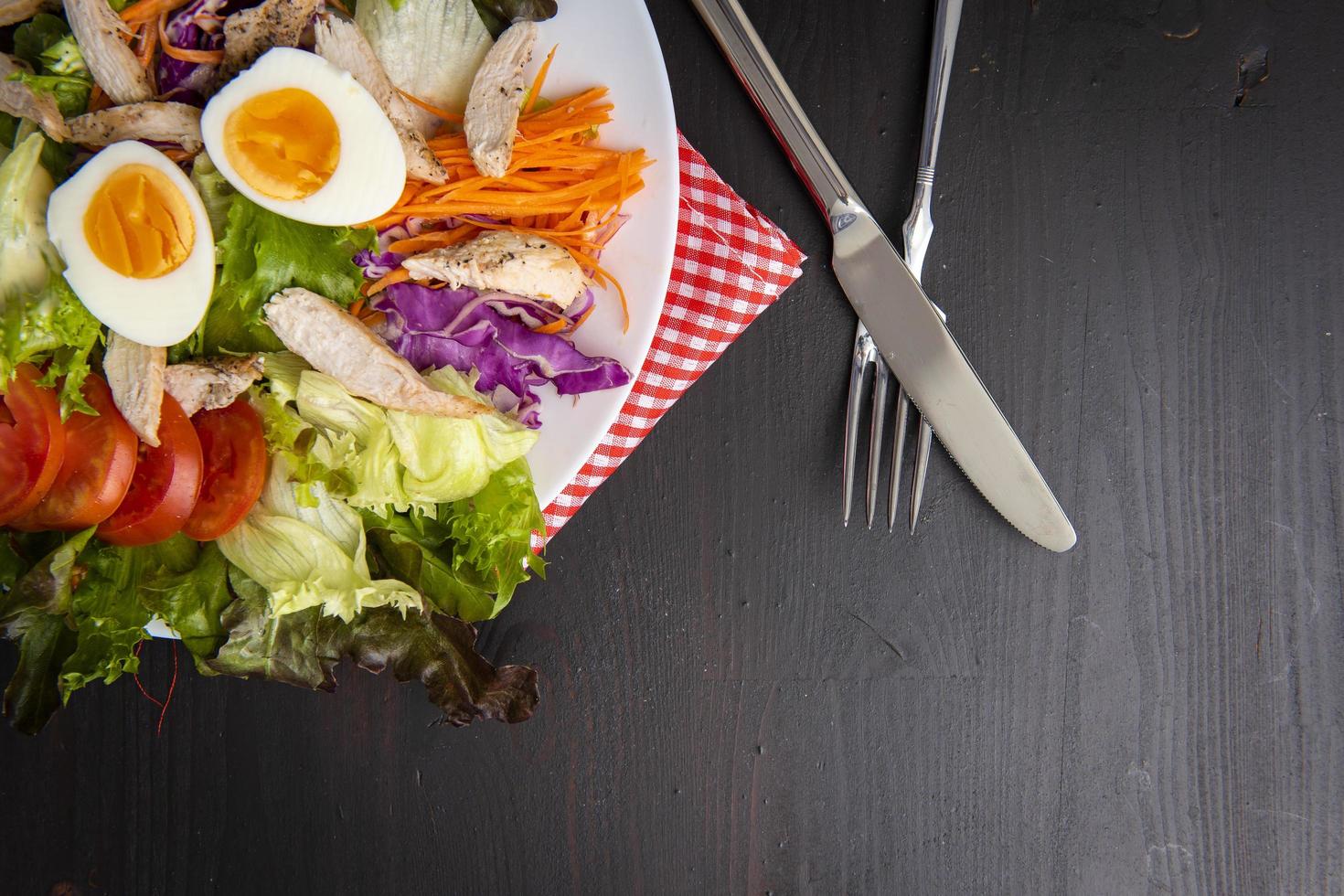 salada de legumes na mesa de madeira foto