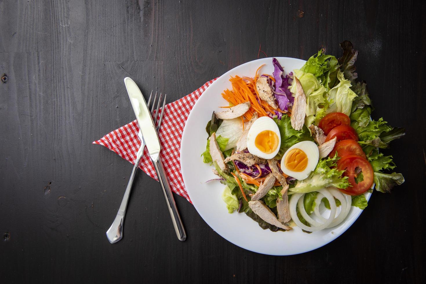 salada de legumes na mesa de madeira foto