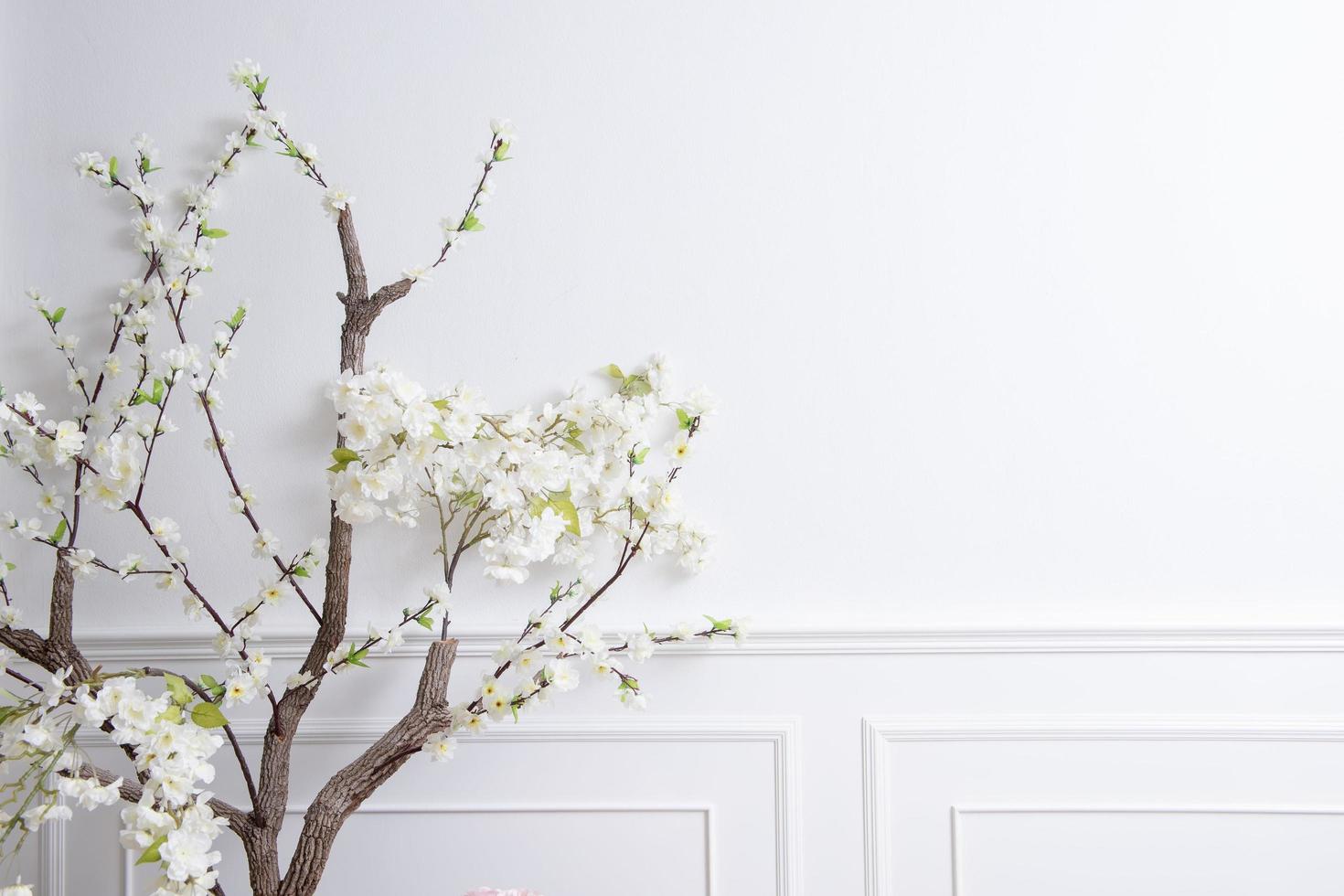 decoração de interiores elegante com flores no fundo branco do casamento foto