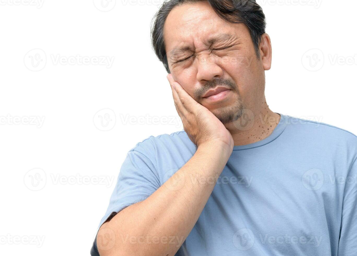 bonito meio era Senior homem tocante boca com mão com doloroso expressão Porque do dor de dente foto