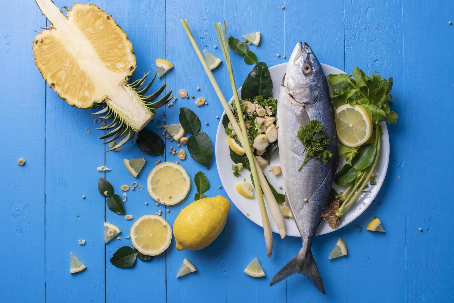 ração para peixes com temperos ingredientes na mesa azul foto