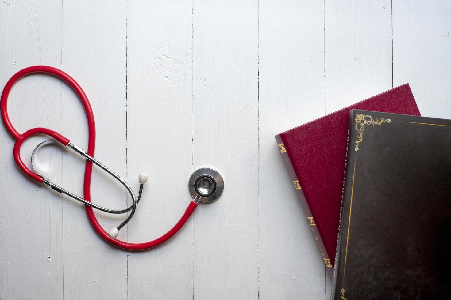 conceito de educação médica com livro e estetoscópio foto