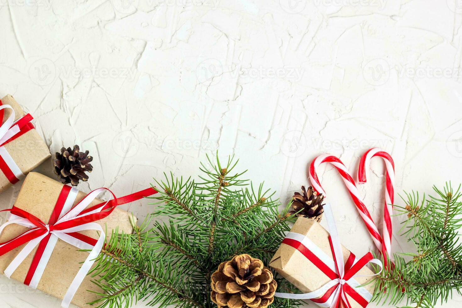 Natal ou Novo ano decorações fundo com pinho cones, abeto galhos, presente caixas, e doce bengalas foto