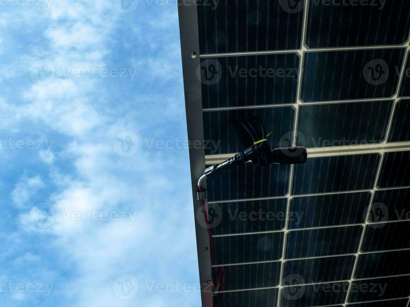 colecionador conceito técnico solar célula energia poder telhado construção sustentável painel bateria engenheiro manutenção o negócio industrial azul céu nuvem geração estação cabo renovável fio foto