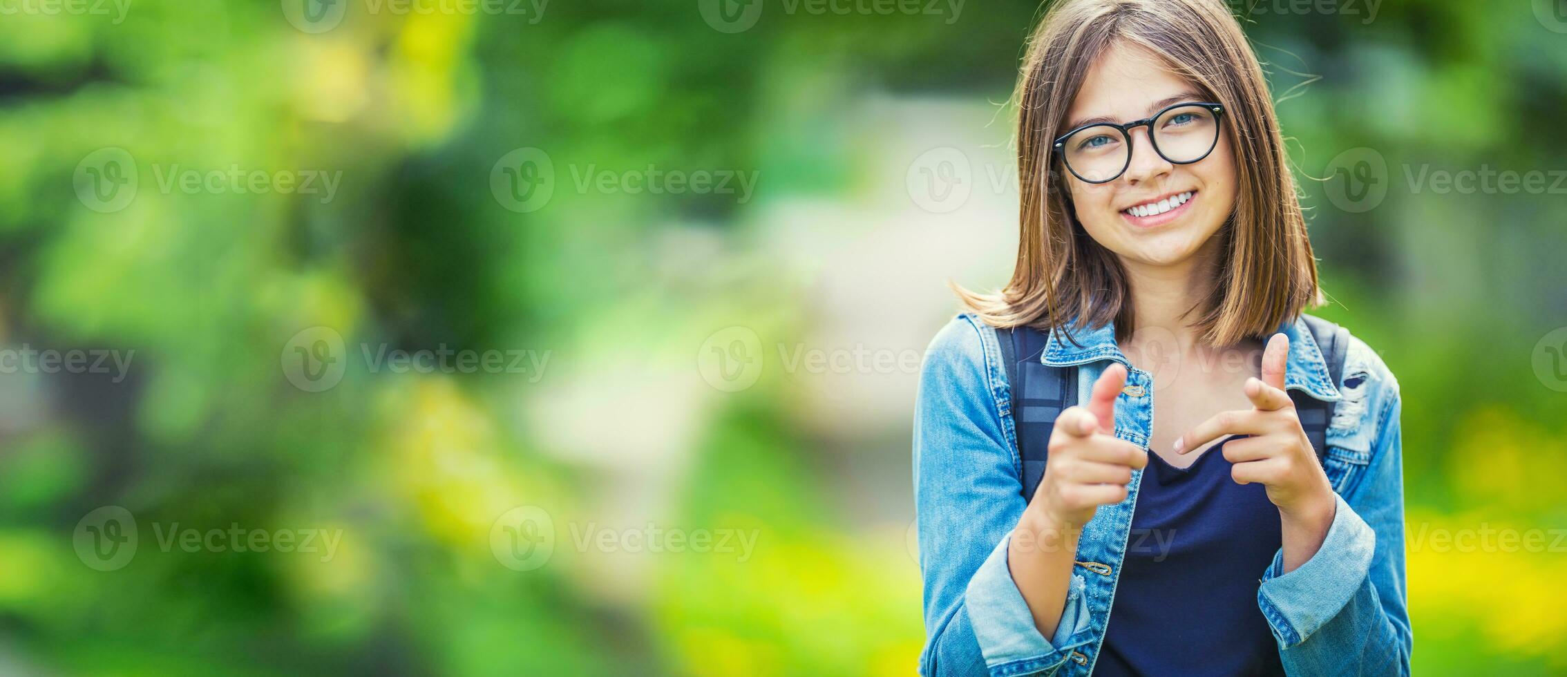 retrato do atraente jovem Adolescência escola menina com mochila foto