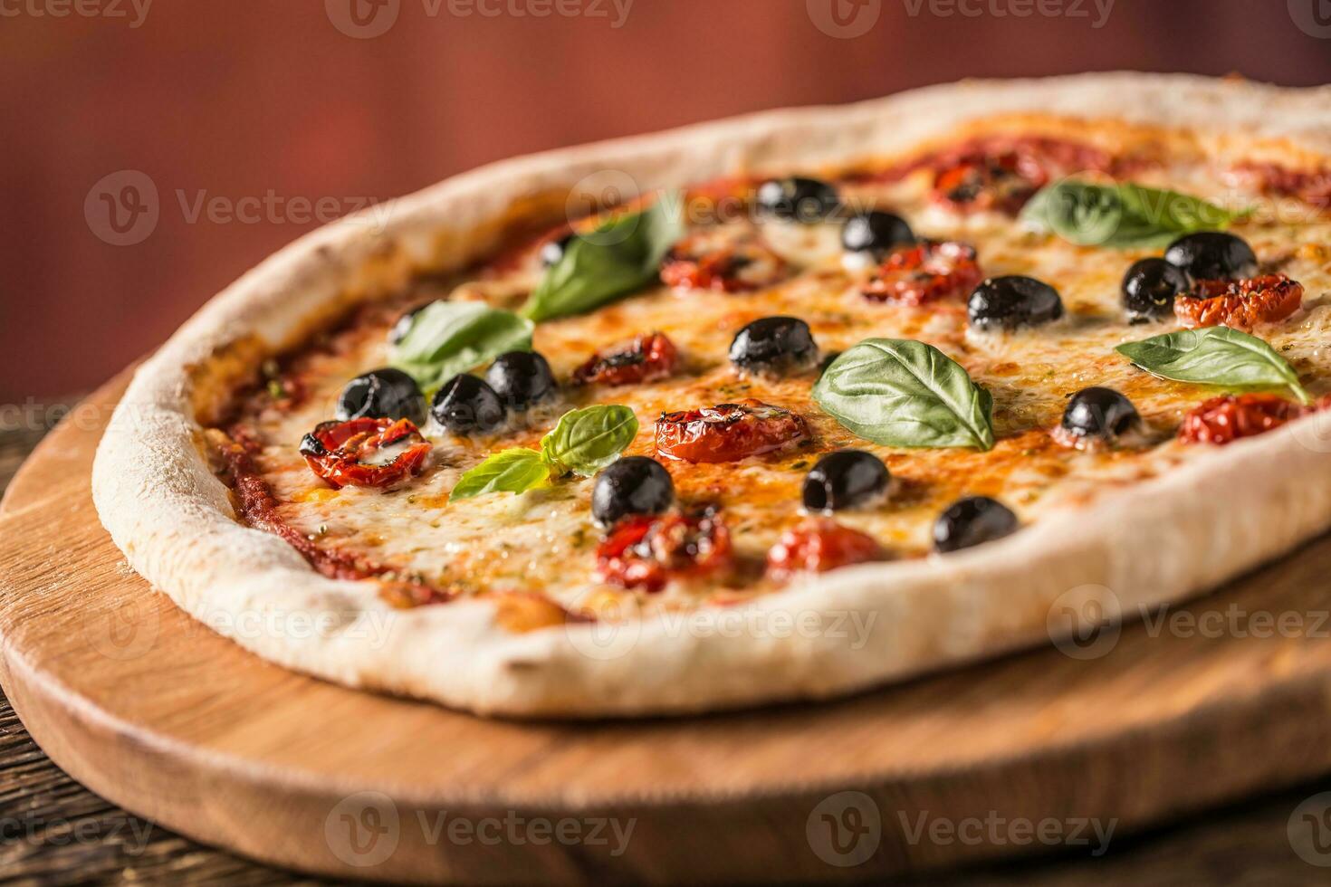 pizza. saboroso fresco italiano pizza servido em velho de madeira mesa foto