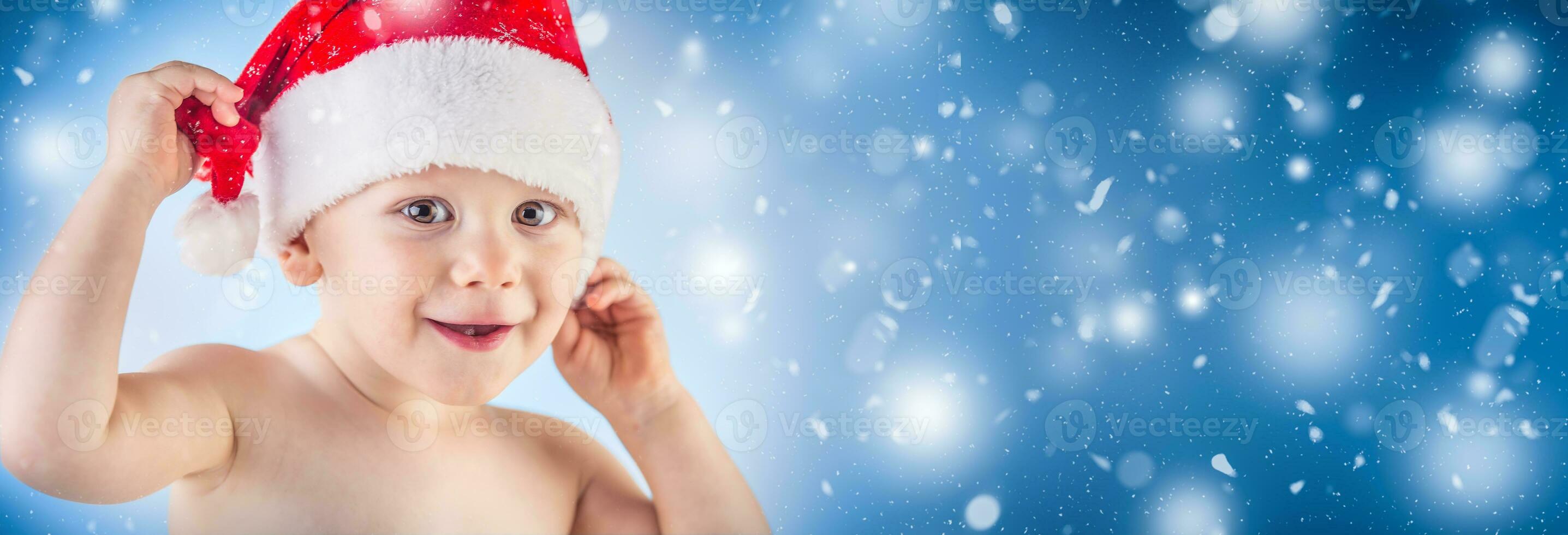 fofa bebê Garoto com Natal boné dentro abstrato Nevado panorâmico bandeira foto