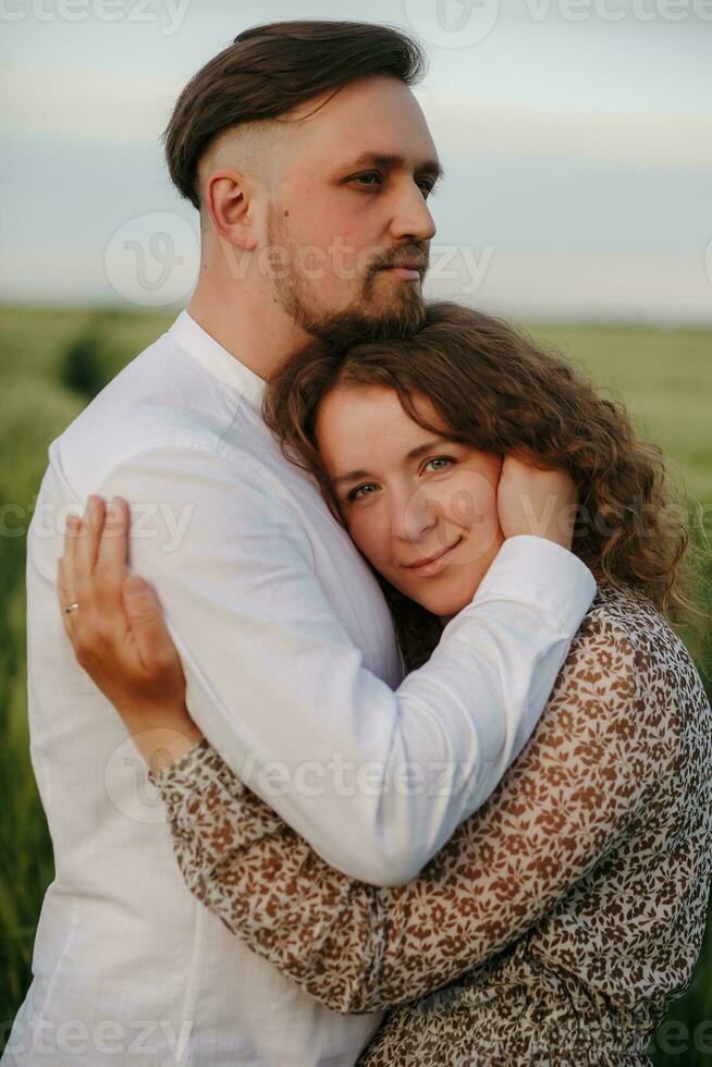 casal dentro amor em verde campo do trigo foto