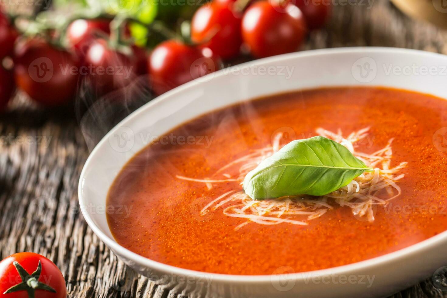 quente tomate sopa parmesão queijo e manjericão sair em velho oal mesa foto