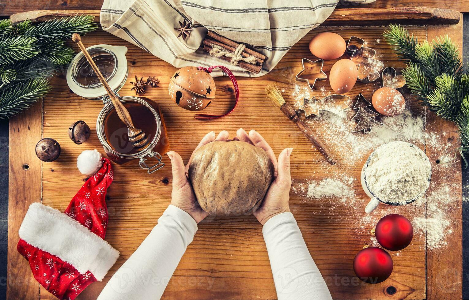 Pão de gengibre massa e mulher mãos preparando Natal bolacha bolos foto