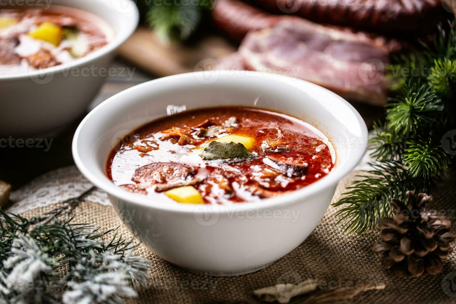 tradicional Natal azedo repolho sopa com batatas, salsicha, defumado carne de porco e cogumelos foto