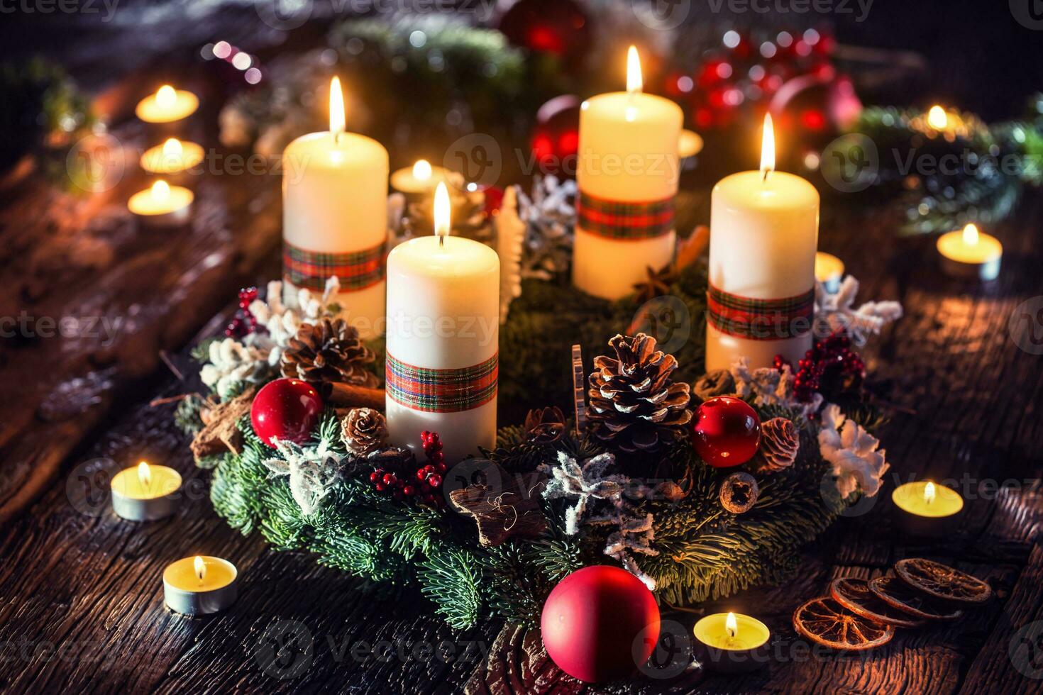 advento guirlanda com quatro branco queimando velas Natal bola e decorações em uma de madeira fundo com festivo atmosfera foto