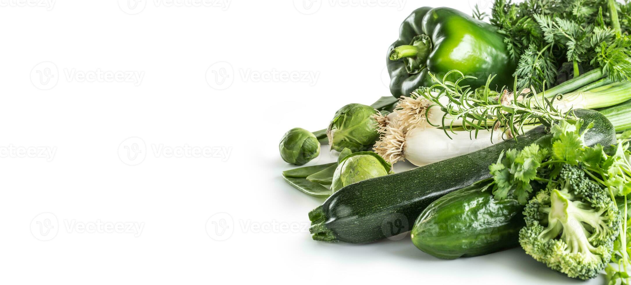 verde fresco vegetal isolado em branco fundo. cebola pepino ervilhas brócolis abobrinha e de outros saudável legumes foto