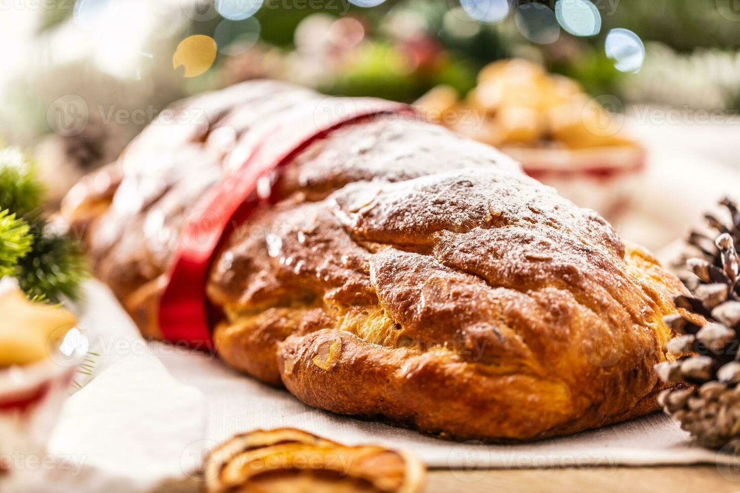 tradicional tcheco Natal bolo vanocka em uma festivo mesa dentro frente do uma Natal árvore foto