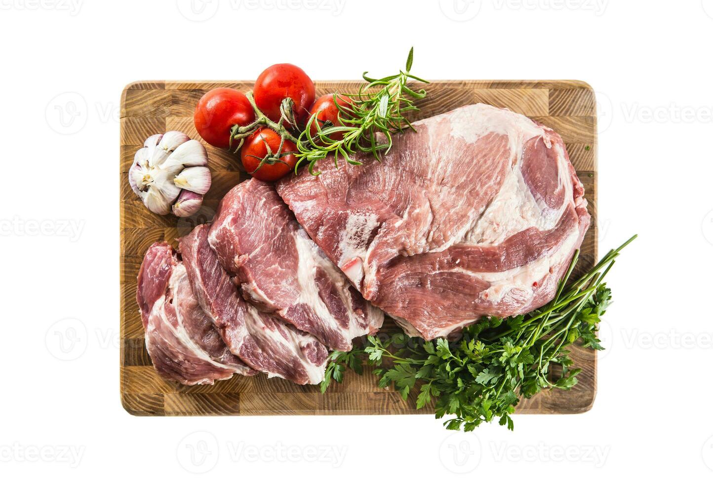 carne de porco pescoço cru carne com alho salsinha ervas tomates e alecrim em açougueiro borda isolado em branco fundo foto