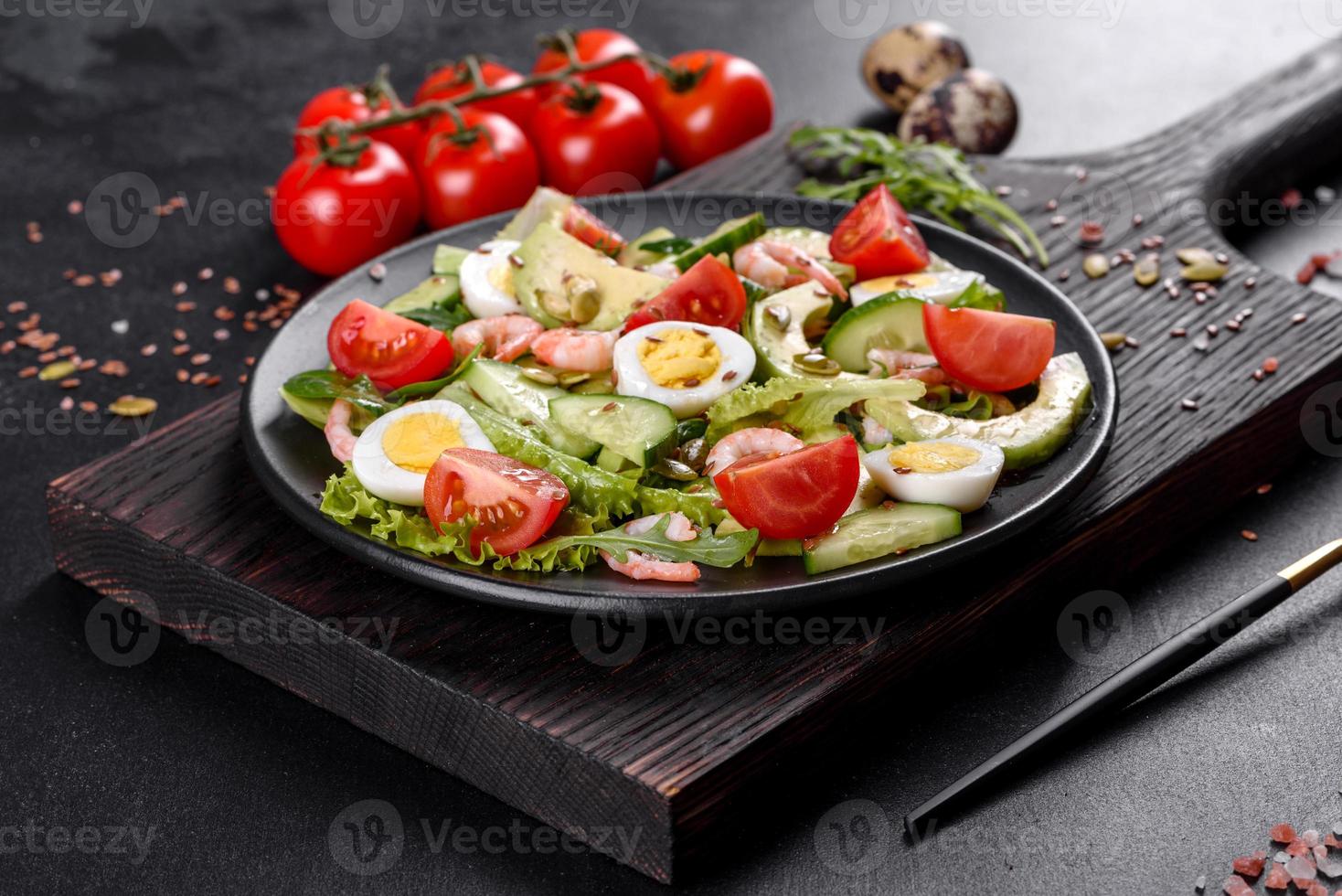 salada com camarão, abacate, pepino, sementes de abóbora e sementes de linho com azeite de oliva foto