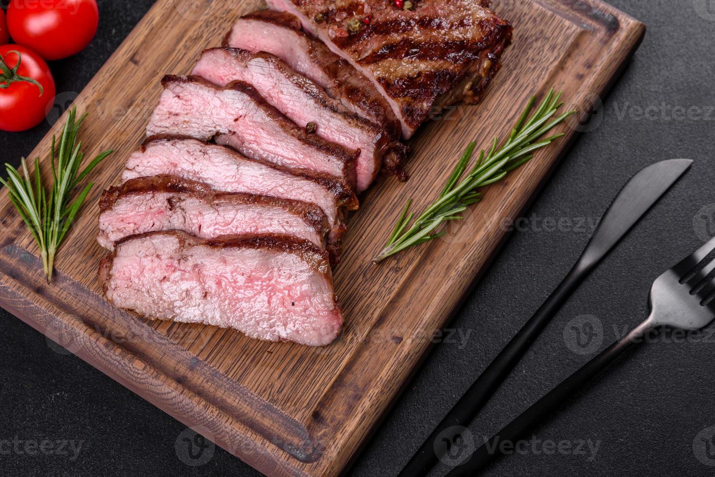 Bife fresco suculento delicioso em um fundo escuro foto