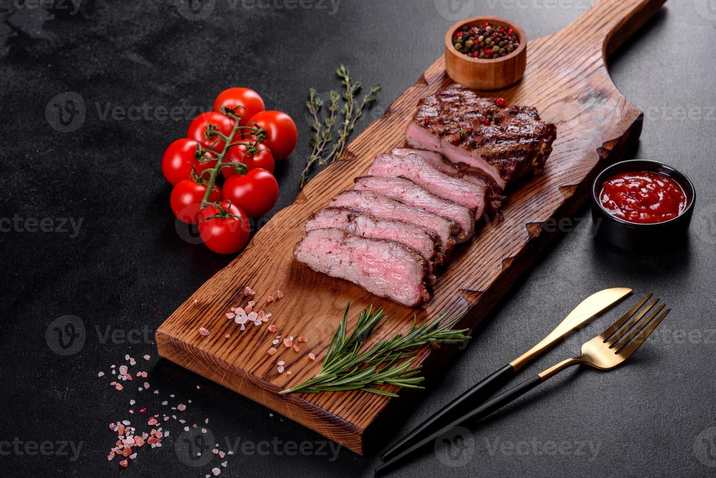 Bife fresco suculento delicioso em um fundo escuro foto