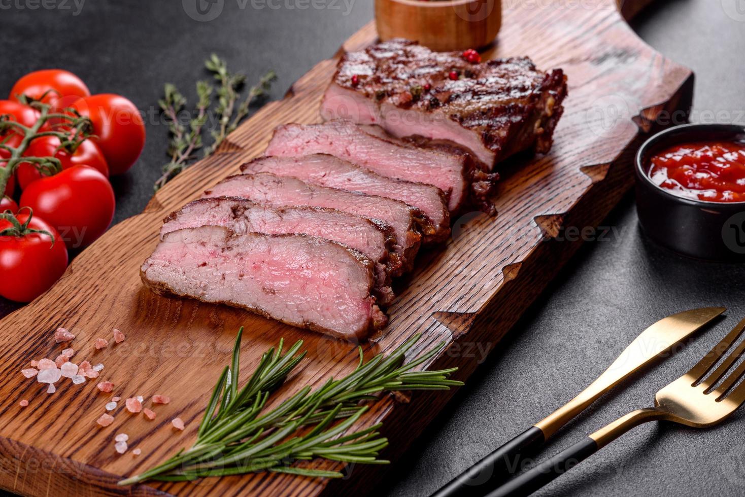 Bife fresco suculento delicioso em um fundo escuro foto