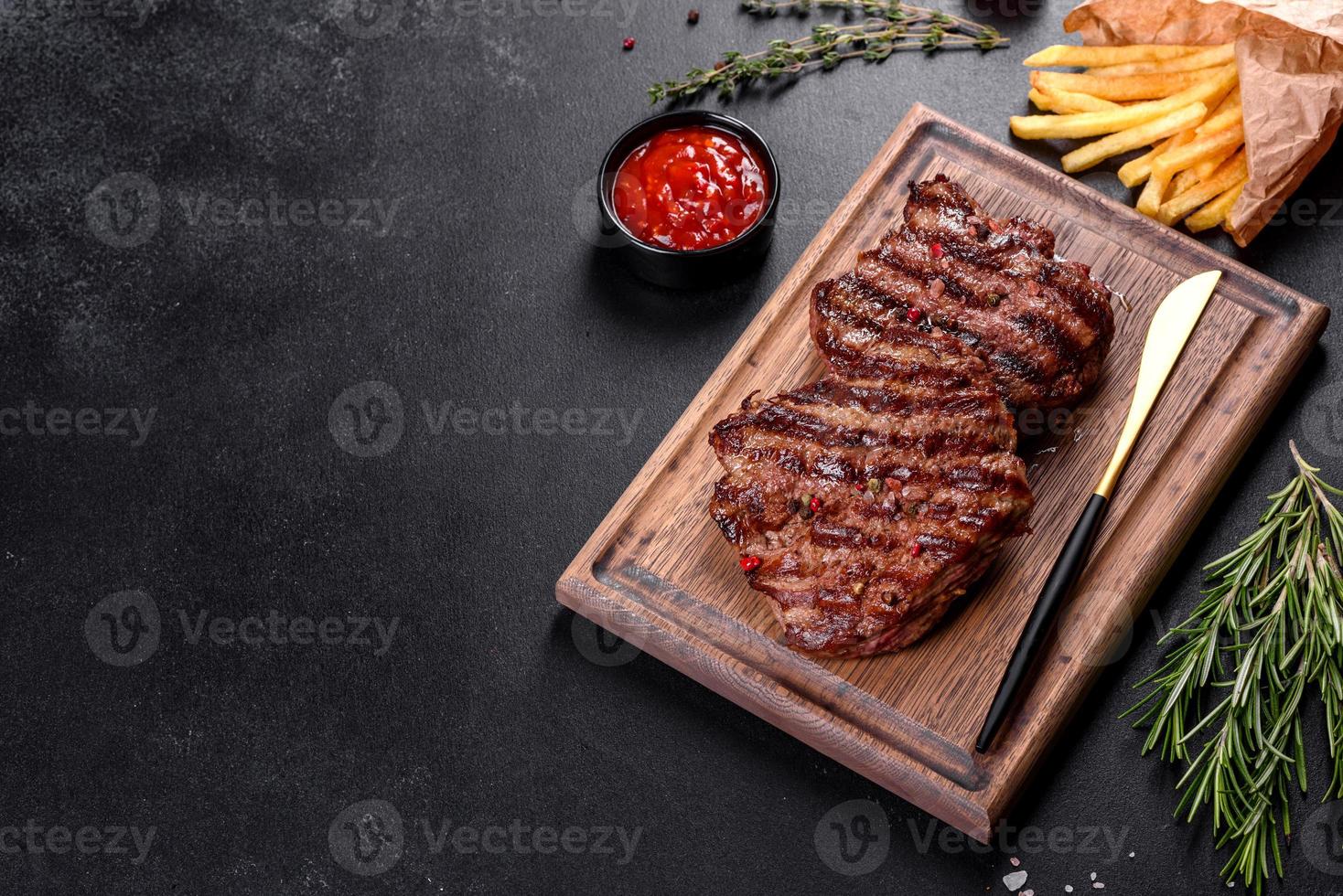 Bife fresco suculento delicioso em um fundo escuro foto