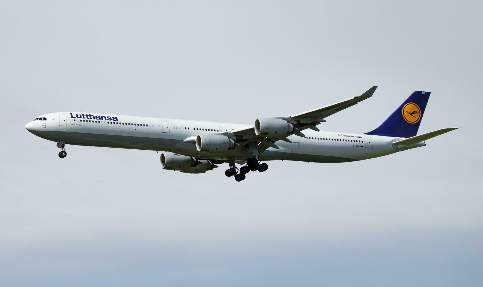 Lufthansa airbus a340-600 d-aihu passageiro avião chegada e aterrissagem às Munique aeroporto foto