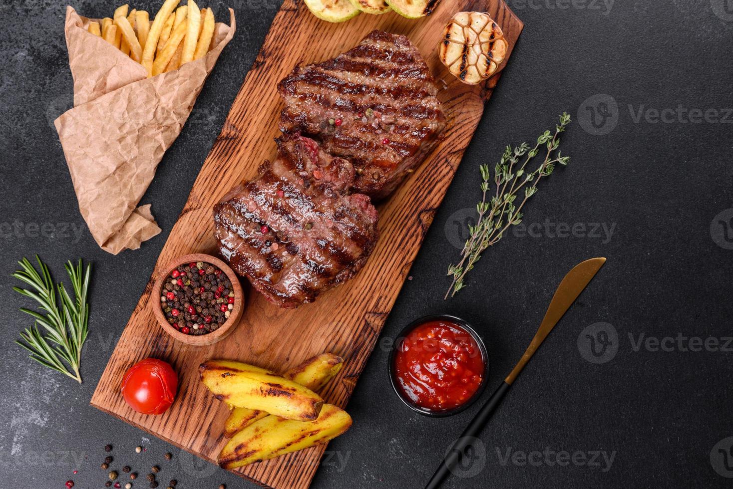 Bife fresco suculento delicioso em um fundo escuro foto