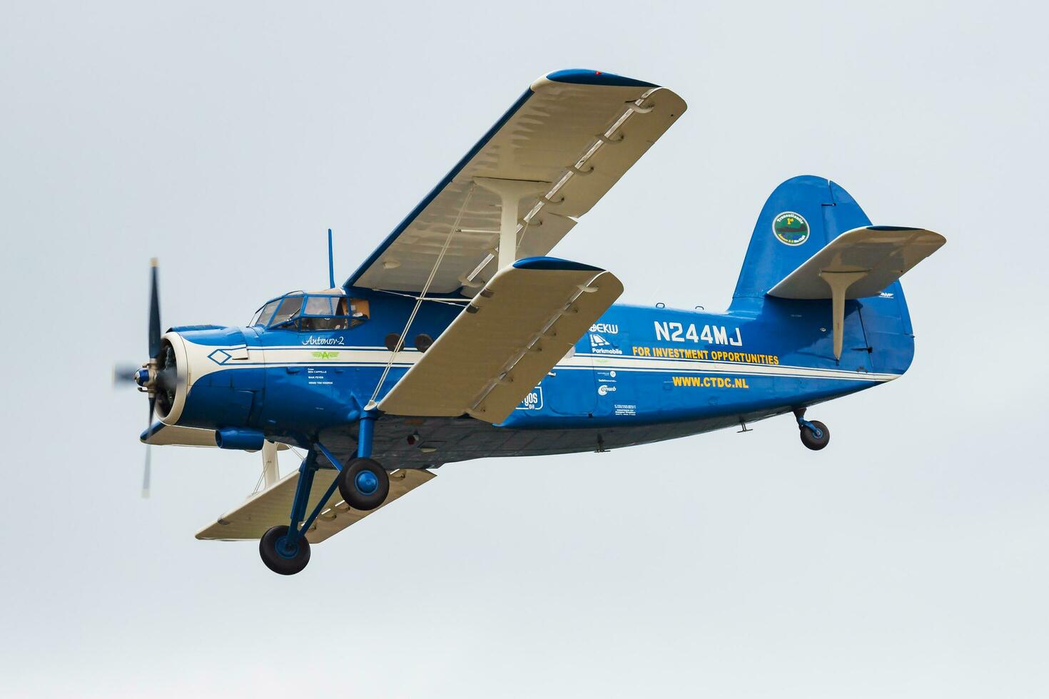 civil avião às aeroporto. aviação e aeronaves. comercial e geral aviação. aviação indústria. mosca e vôo. foto