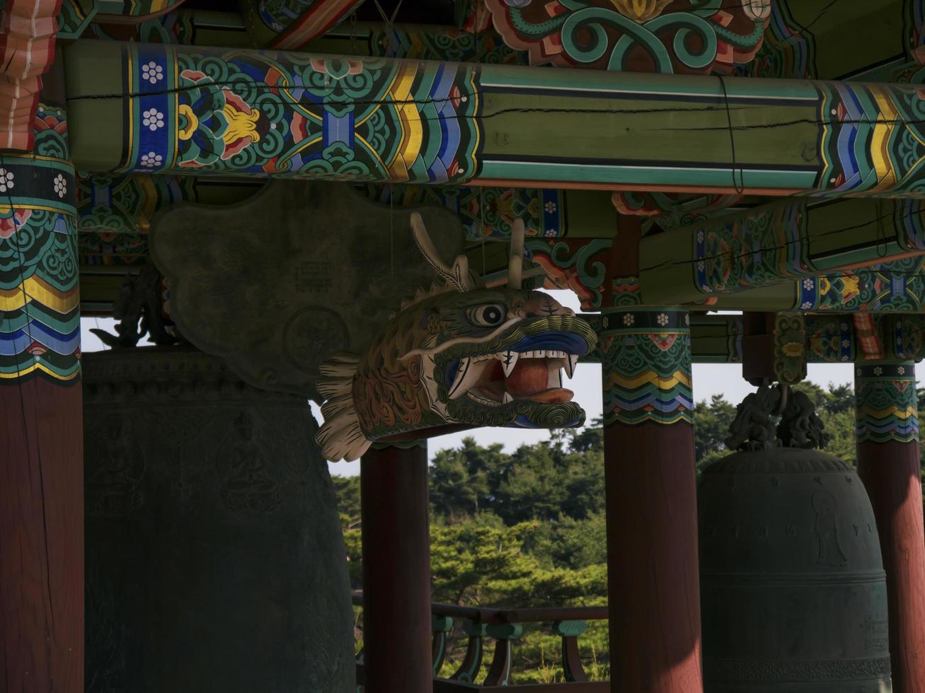 sinos no templo de naksansa, coreia do sul foto