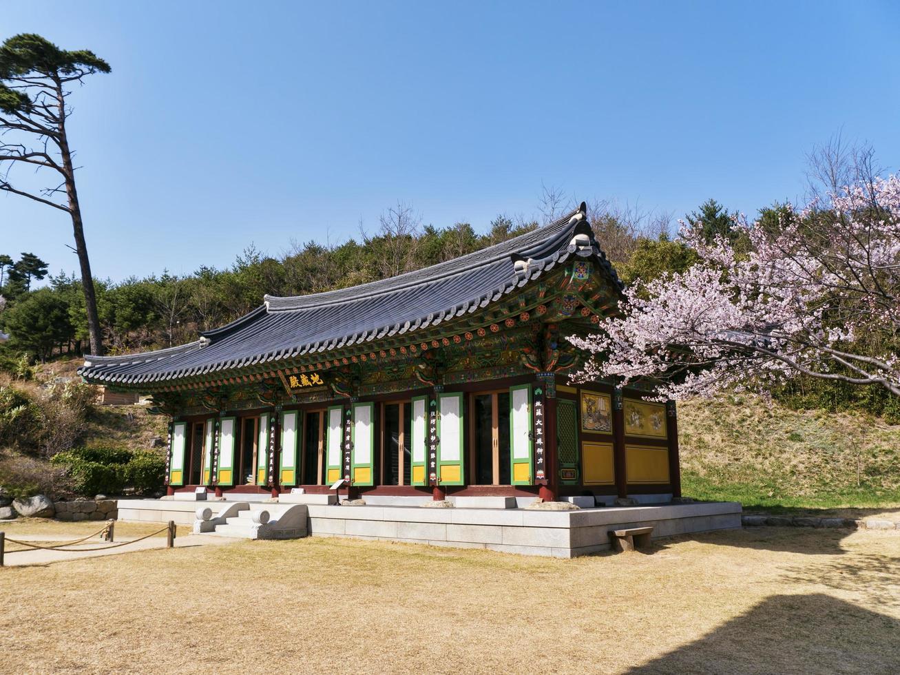 edifício tradicional coreano no templo de naksansa, coreia do sul foto