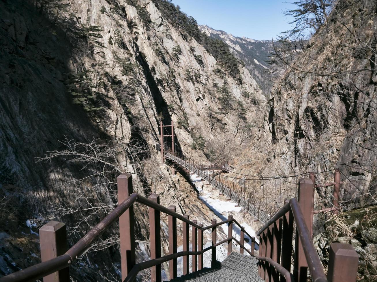 escadas nas montanhas em seoraksan, coreia do sul foto