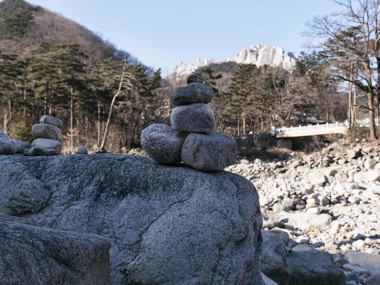 pedras de equilíbrio em seoraksan foto