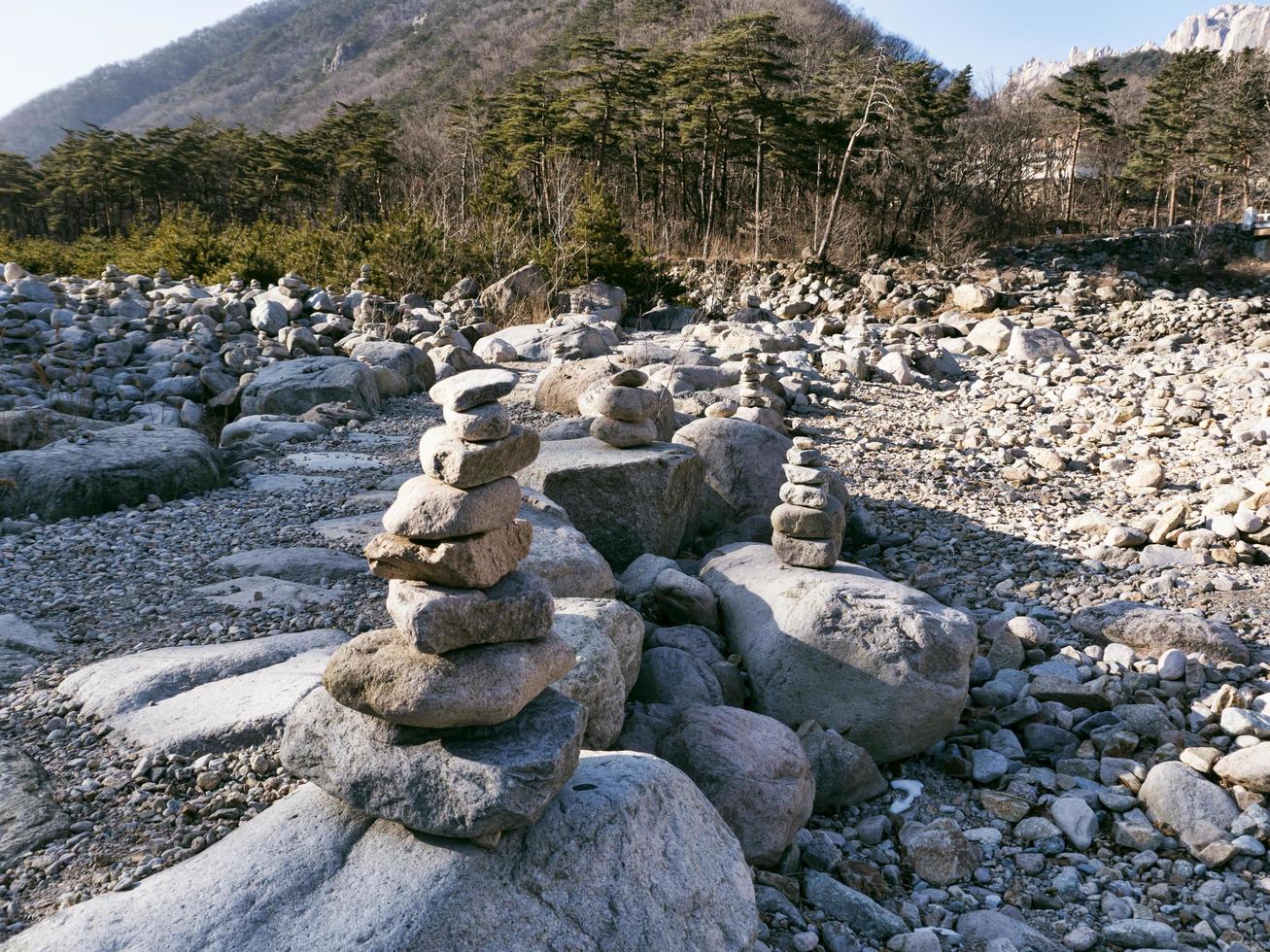 pedras de equilíbrio em seoraksan foto