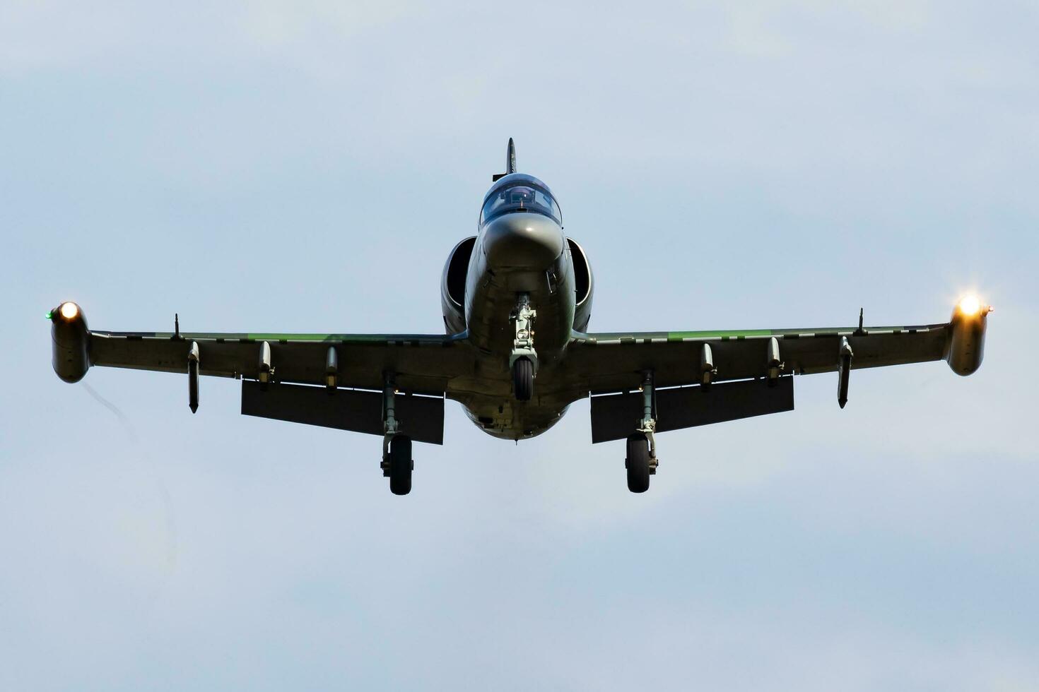 militares lutador jato avião às ar base. ar força voar Operação. aviação e aeronaves. ar defesa. militares indústria. mosca e vôo. foto