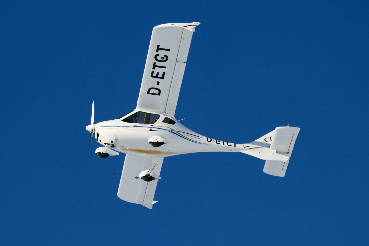 comercial avião às aeroporto e aeródromo. pequeno e esporte aeronaves. geral aviação indústria. vip transporte. Civil Utilitário transporte. mosca e vôo. foto