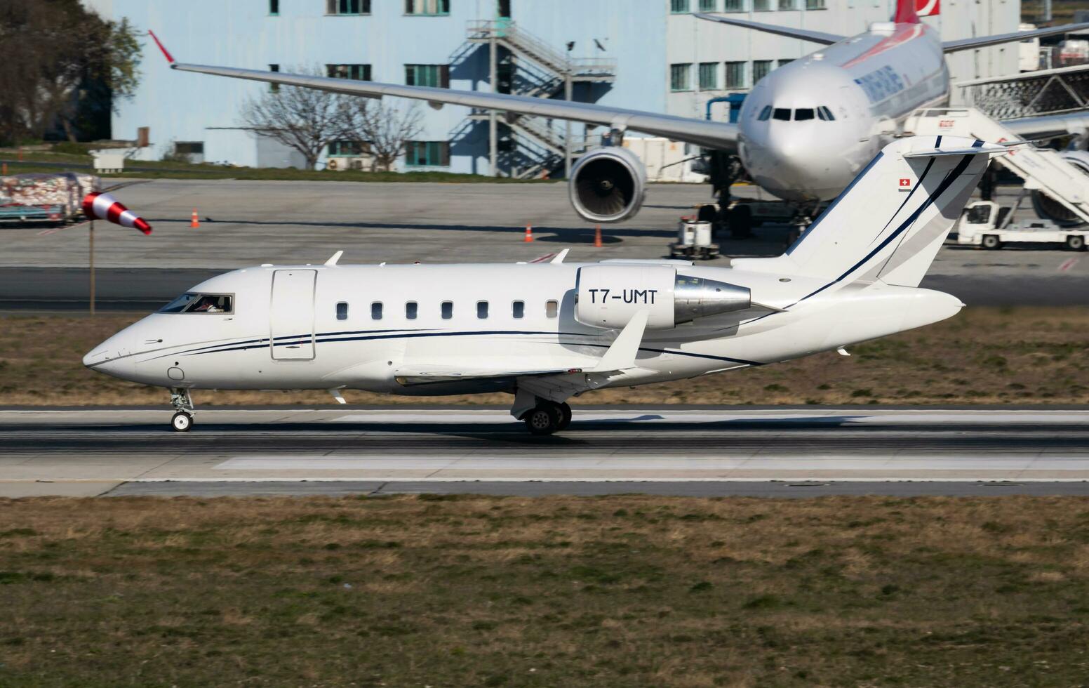 bombardeiro cl-600 desafiador 605 t7-umt o negócio jato saída às Istambul Ataturk aeroporto foto