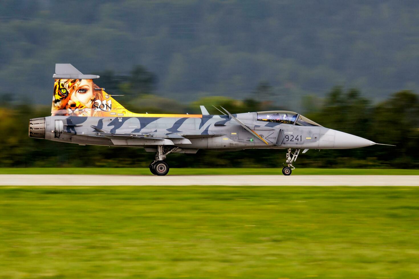 militares lutador jato avião às ar base. ar força voar Operação. aviação e aeronaves. ar defesa. militares indústria. mosca e vôo. foto