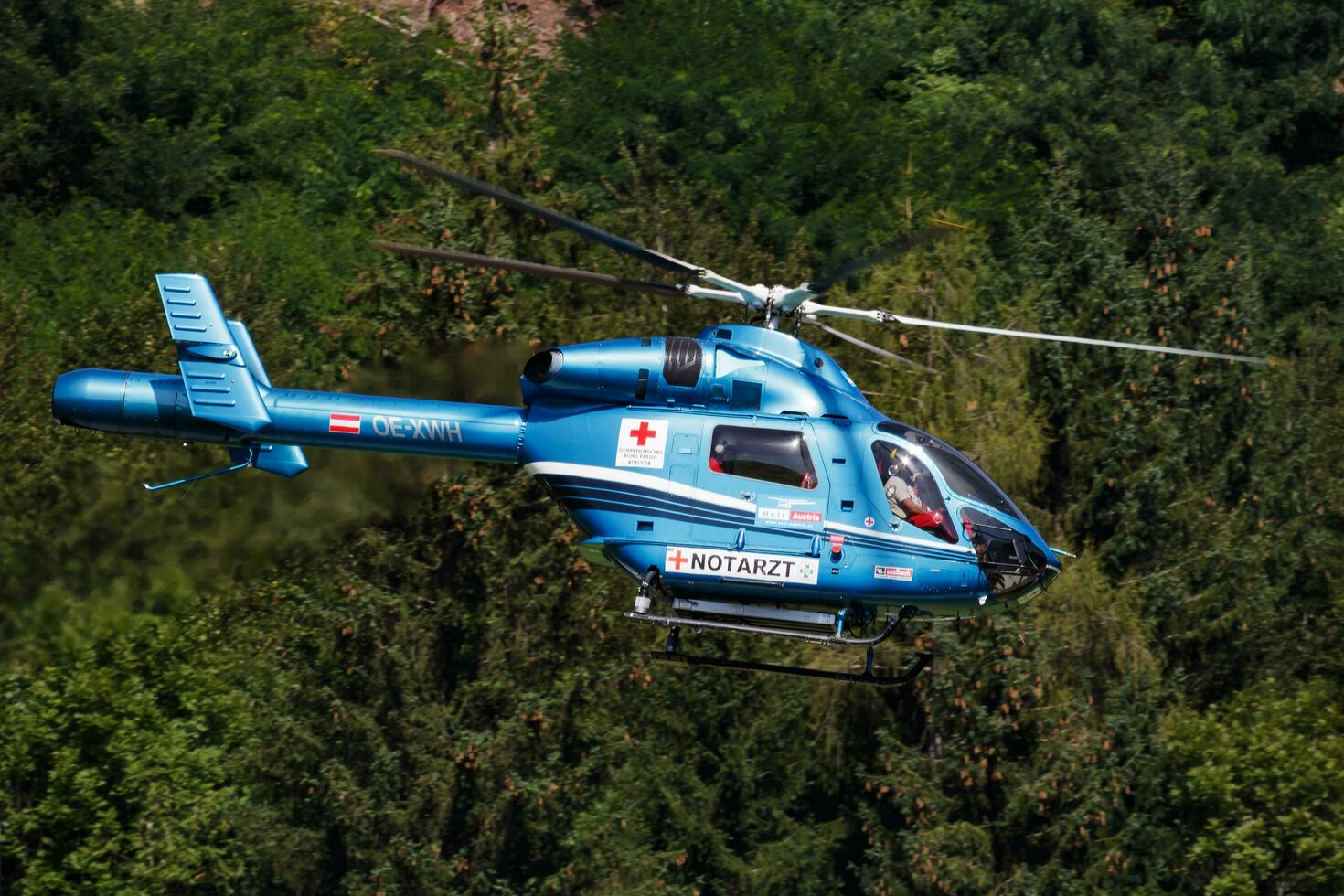 médico helicóptero às aeroporto e aeródromo. helicóptero e medico. geral aviação indústria. ar ambulância transporte. ar transporte. mosca e vôo. foto