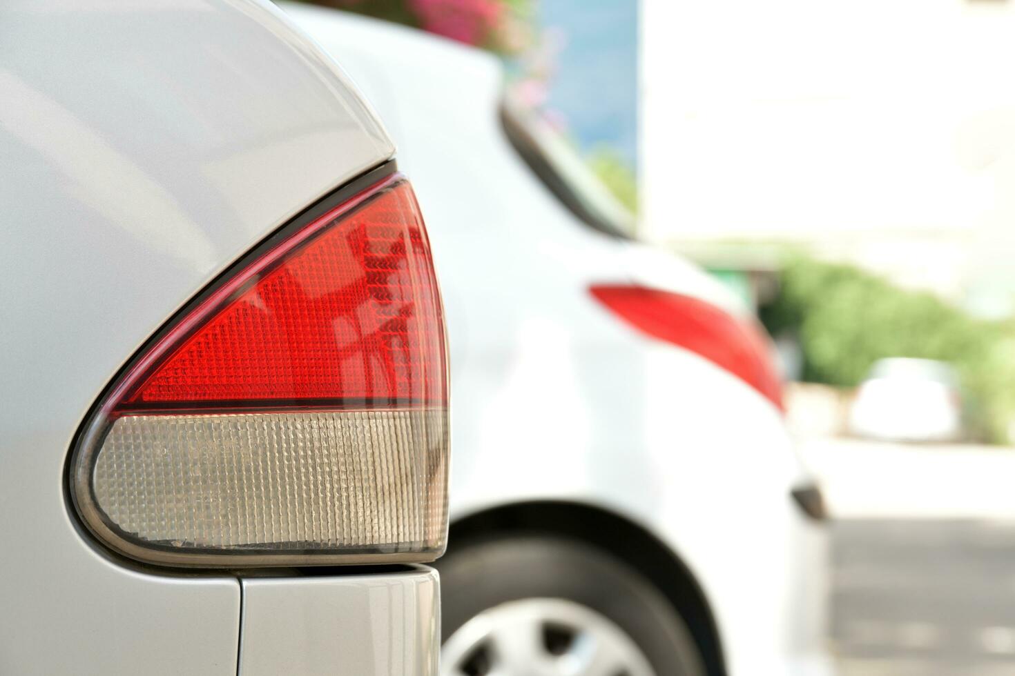 traseiro luz do a carro em estacionamento muitos foto