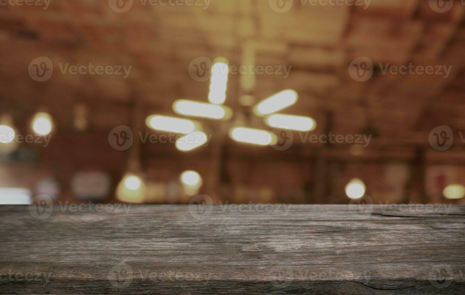 esvaziar de madeira mesa dentro frente do abstrato borrado fundo do café fazer compras . pode estar usava para exibição ou montagem seu produtos.mock acima para exibição do produtos foto