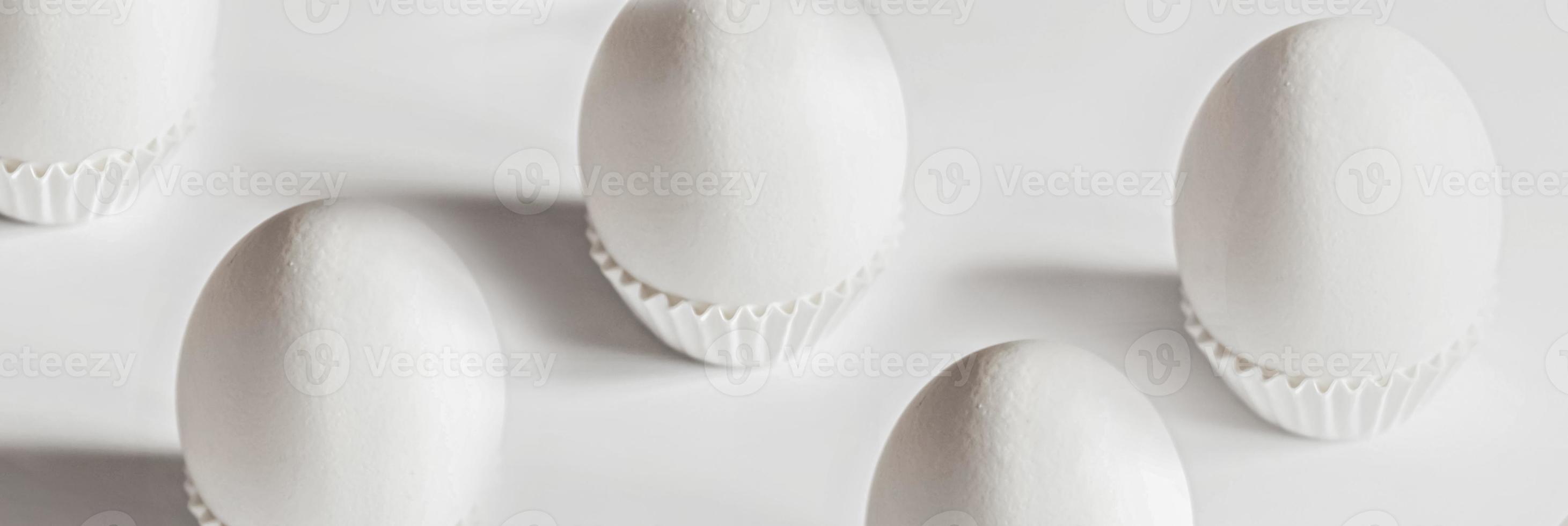 ovos brancos em um fundo branco isolado com sombras foto