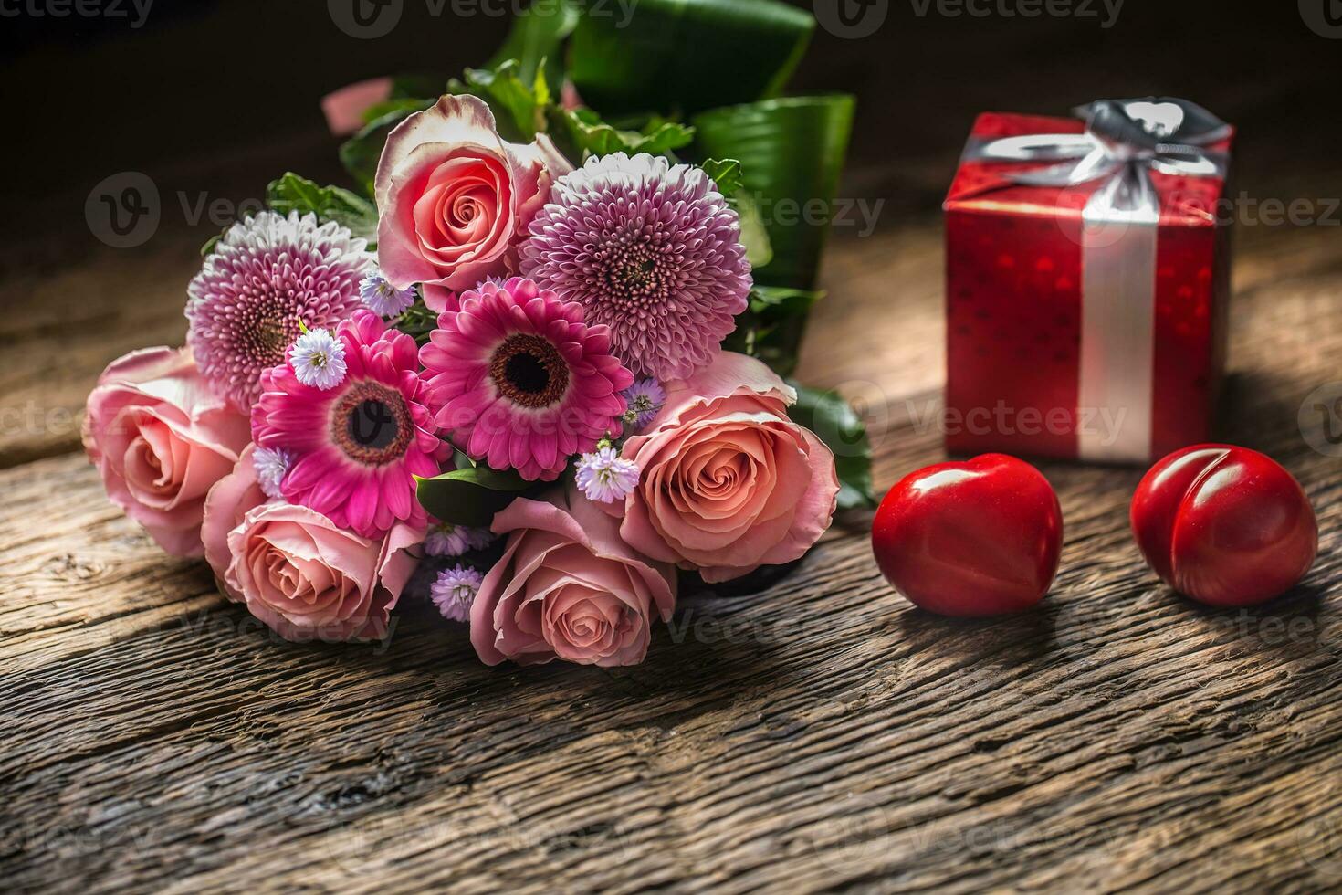 lindo ramalhete do flores com vermelho presente e corações em de madeira mesa. foto